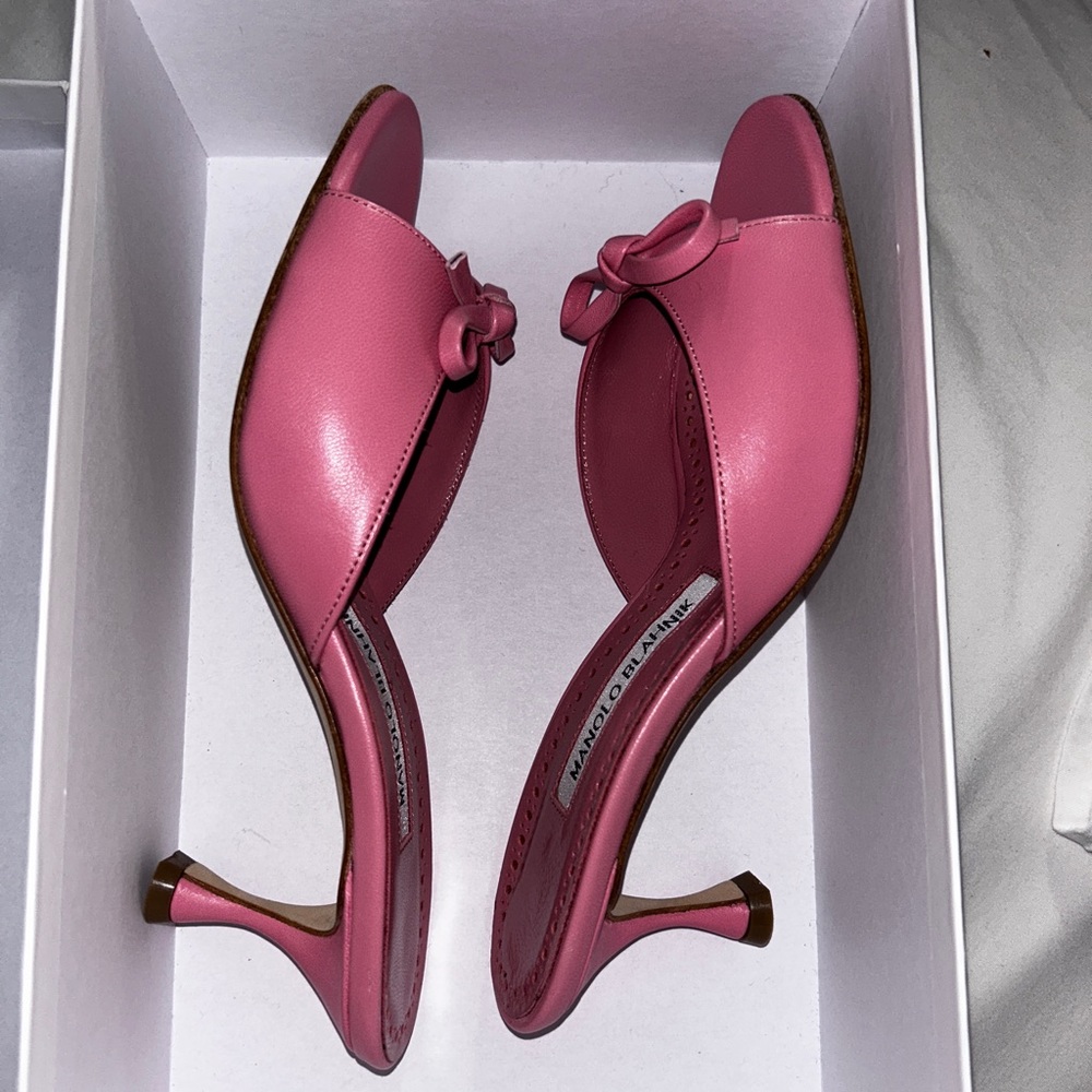 Hot pink manolo blahnik kitten heel sandal